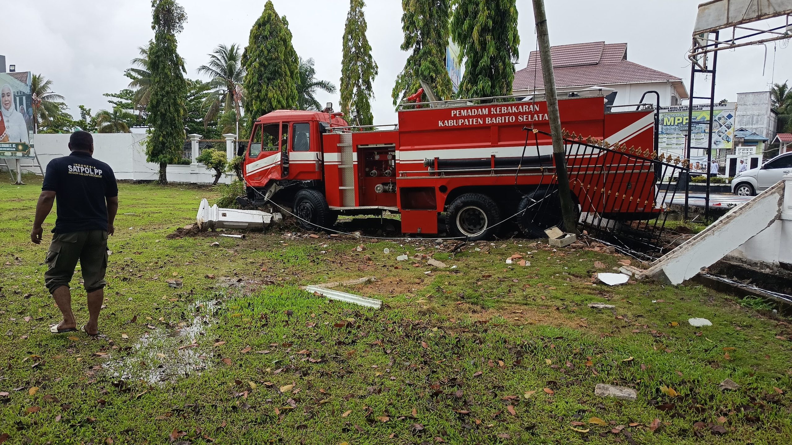 Diduga Rem Blong, Mobil Damkar Barito Selatan Tabrak Pagar Kantor Bupati